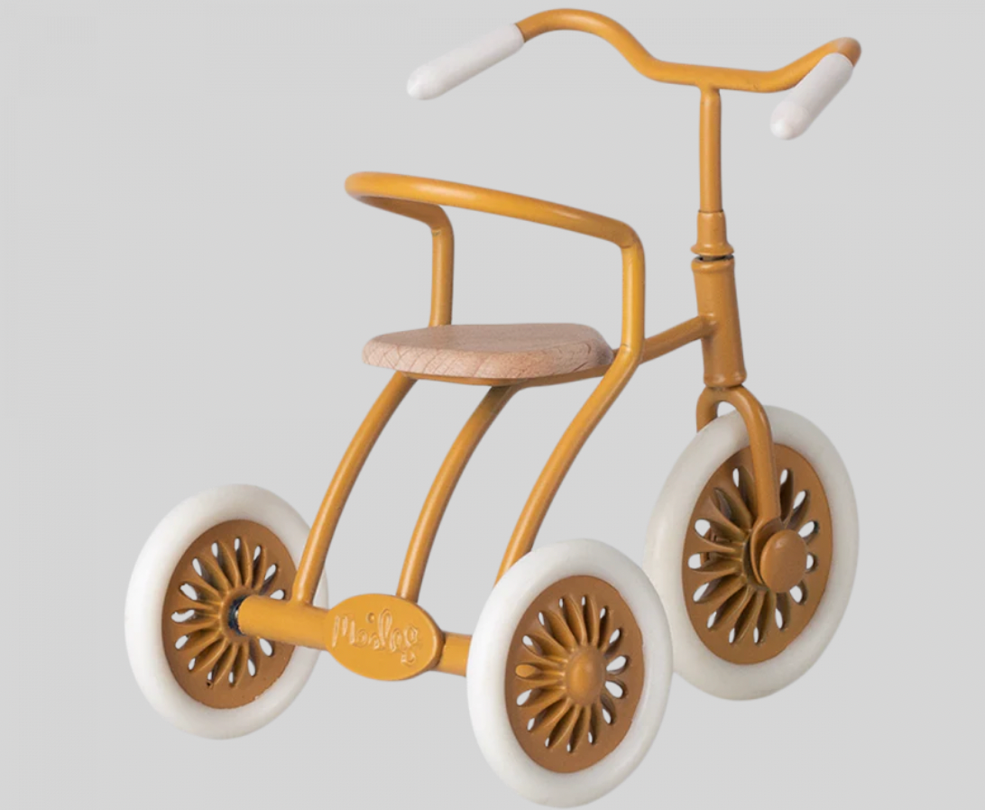 Tricycle dans son abri ocre Maileg